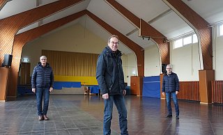 Wolfgang Schrewe (von links), Wolfgang Ridder und Uwe von Glembotzki gehören zu den fleißigen Helfern, die die Mehrzweckhalle auf Vordermann gebracht haben. - Michaela Weiße(LZ) Wolfgang Schrewe (von links), Wolfgang Ridder und Uwe von Glembotzki gehören zu den fleißigen Helfern, die die Mehrzweckhalle auf Vordermann gebracht haben. - Michaela Weiße(LZ)