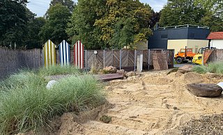 Arbeiten im Saunagarten des Eau-Le: Die Strandsauna musste bereits ihren Platz räumen - hier wird bereits im Winter eine neue große Aufgusssauna mit rund 100 Quadratmetern gebaut. - Annika Langhagel