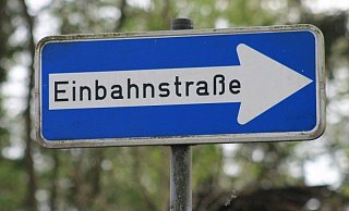 Symbolbild Einbahnstraße. - Pixabay