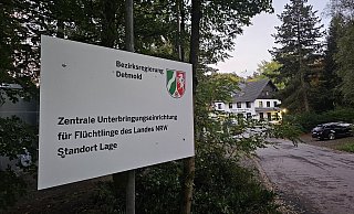 Das Schild macht es offiziell: Das ehemalige Heinrich-Hansen-Haus ist keine Notunterkunft mehr. Im Juli hat der Betreiber gewechselt. - Astrid Sewing Das Schild macht es offiziell: Das ehemalige Heinrich-Hansen-Haus ist keine Notunterkunft mehr. Im Juli hat der Betreiber gewechselt. - Astrid Sewing