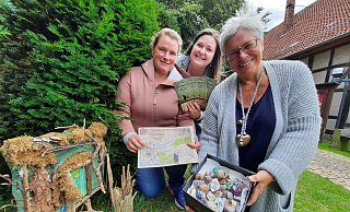 Die Mitarbeiterinnen der Tourist-Information Schwalenberg (von links) Denise Kieslich und Jasmin Baier sowie Künstlerin Marion Weber freuen sich über das große Interesse an der Märchentüren-Expedition. Ausgestattet mit einer Wanderkarte gilt es für die Teilnehmer der Rallye, die Märchentüren zu entdecken und kleine Rätsel zu lösen. Zur Belohnung für die kleinen Abenteurer hat die Künstlerin Steine und Schneckenhäuser bunt gestaltet. - Michaela Weiße Die Mitarbeiterinnen der Tourist-Information Schwalenberg (von links) Denise Kieslich und Jasmin Baier sowie Künstlerin Marion Weber freuen sich über das große Interesse an der Märchentüren-Expedition. Ausgestattet mit einer Wanderkarte gilt es für die Teilnehmer der Rallye, die Märchentüren zu entdecken und kleine Rätsel zu lösen. Zur Belohnung für die kleinen Abenteurer hat die Künstlerin Steine und Schneckenhäuser bunt gestaltet. - Michaela Weiße