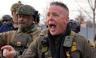 Zahlreiche Bundesbeamte sind schon in Minneapolis - nun sollen noch mehr kommen. - Jen Golbeck/AP/dpa