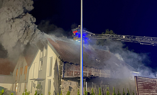 Die Einsatzkräfte konnten ein Übergreifen der Flammen auf die Nachbargebäude verhindern. - Christopher Rieks/Feuerwehr Detmold Die Einsatzkräfte konnten ein Übergreifen der Flammen auf die Nachbargebäude verhindern. - Christopher Rieks/Feuerwehr Detmold