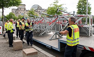 Polizisten verteilen im Berliner Regierungsviertel, wie hier vor dem Reichstagsgebäude, Absperrgitter, weil die Stadt trotz des Demonstrationsverbots mit Protesten rechnet. - Foto: Bernd von Jutrczenka/dpa