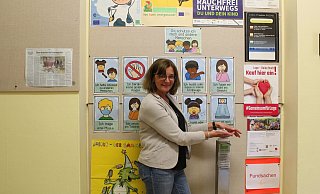 Kommissarische Schulleiterin Christa Kiehl-Oestreich und ihr Kollegium von der Bunten Schule in Lage bereiten sich auf die Rückkehr aller Grundschüler vor. Der Desinfektionsspender sei für die Lehrer gedacht, sagt sie. Im Hintergrund haben die Lehrer die Hygieneregeln kindgerecht an der Wand veranschaulicht. - Karolina Schmidt