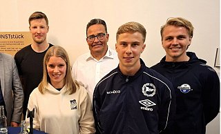 Bürgermeister Frank Hilker (links) sowie Sportverbandsvorsitzender und Moderator Carsten Lemm (Vierter von links) begrüßen zum Sport-Talk weiter (von links) Adam Nyfjäll, Laura Rüffieux, Sam Schreck und Felix Götze. - Oliver König Bürgermeister Frank Hilker (links) sowie Sportverbandsvorsitzender und Moderator Carsten Lemm (Vierter von links) begrüßen zum Sport-Talk weiter (von links) Adam Nyfjäll, Laura Rüffieux, Sam Schreck und Felix Götze. - Oliver König