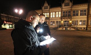 Hier sind Sicherheits-Mitarbeiter auf dem Marktplatz in Horn unterwegs. Auch in Lage sollen ab dem neuen Jahr Streifen patrouillieren.  - Symbolbild: Patrick Bockwinkel