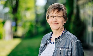 Monika Rehmert hat schon in großen Städten gearbeitet, doch ist sie immer zurück nach Extertal gekommen. Hier fühle sie sich wohl und angekommen. - Besim Mazhiqi Monika Rehmert hat schon in großen Städten gearbeitet, doch ist sie immer zurück nach Extertal gekommen. Hier fühle sie sich wohl und angekommen. - Besim Mazhiqi
