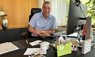 Dirk Tolkemitt in seinem Büro im Kurgastzentrum. - Sven Kienscherf