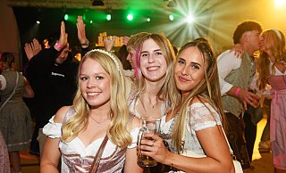 Im Dirndl zu Alpenrock-Knallern von den Bambergern feiern: Das war am Wochenende auf dem Kussler Ball möglich. - Nicole Ellerbrake