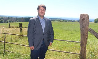 Julian Koch ist von der Natur in Lippe begeistert. Gerne genießt der 31-Jährige, der noch im Kreis Unna lebt, den Weitblick von der Gaststätte Bauerkamp aus. - Michaela Weiße Julian Koch ist von der Natur in Lippe begeistert. Gerne genießt der 31-Jährige, der noch im Kreis Unna lebt, den Weitblick von der Gaststätte Bauerkamp aus. - Michaela Weiße