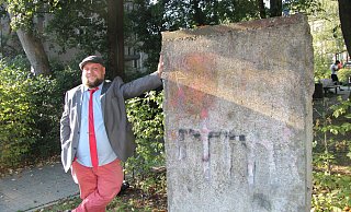 Steffen Stelzer posiert an dem Stück Berliner Mauer auf dem Willy-Brandt-Platz. - Jana Beckmann Steffen Stelzer posiert an dem Stück Berliner Mauer auf dem Willy-Brandt-Platz. - Jana Beckmann
