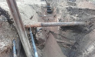 Die Trasse eines Gew&auml;sserdurchlasses der Baustelle Heidenoldendorfer Stra&szlig;e zeigt, dass die Bauarbeiter R&uuml;cksicht auf zahlreiche vorhandene Leitungen und Kabel im Untergrund nehmen m&uuml;ssen. - Stadt Detmold