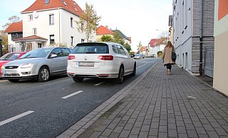 Schmale Einfallstraße: Anwohner der oberen Siegfriedstraße wünschen sich Tempo 30, so wie es bereits in der unteren Siegfriedstraße ausgeschildert ist. - Jana Beckmann Schmale Einfallstraße: Anwohner der oberen Siegfriedstraße wünschen sich Tempo 30, so wie es bereits in der unteren Siegfriedstraße ausgeschildert ist. - Jana Beckmann