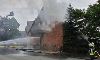 Die Scheune hatte sich durch Unkraut-Abbrennarbeiten entzündet. - Feuerwehr Lügde