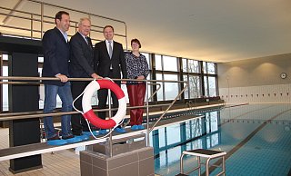 Es freuen sich (von links) Olaf Zarger vom DLRG Bezirk Lippe, Peter Bielenstein (Leiter des Bundeswehrdienstleistungszentrums), Bürgermeister Dr. Andreas Wulf und Sabine Gebauer (Vorsitzende des DLRG-Ortsvereins Augustdorf) über den unterzeichneten Vertrag. - Kirsten Fuhrmann Es freuen sich (von links) Olaf Zarger vom DLRG Bezirk Lippe, Peter Bielenstein (Leiter des Bundeswehrdienstleistungszentrums), Bürgermeister Dr. Andreas Wulf und Sabine Gebauer (Vorsitzende des DLRG-Ortsvereins Augustdorf) über den unterzeichneten Vertrag. - Kirsten Fuhrmann
