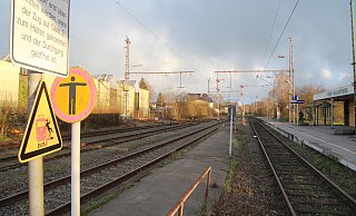 Schilder mahnen zur Vorsicht beim Überqueren des Gleises. Die wären nach der Modernisierung des Bahnhofs obsolet, denn Bahnsteig 2 - mehr ein asphaltierter Wall - wird nicht erneuert. Die Deutsche Bahn favorisiert stattdessen auch bei sich kreuzenden Zügen den Halt auf demselben Gleis. - Dieter Asbrock