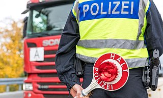 Beamte der Bundespolizei kontrollieren Fahrzeuge an einem Grenzübergang zwischen Deutschland und Polen. - Frank Hammerschmidt/dpa Beamte der Bundespolizei kontrollieren Fahrzeuge an einem Grenzübergang zwischen Deutschland und Polen. - Frank Hammerschmidt/dpa