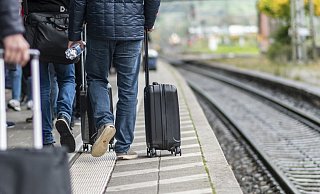 Zugreisende laufen am Bahnsteig am Hauptbahnhof. Hinter der wei&szlig;en Linie kann es durch einfahrende Z&uuml;ge zu Luftverwirbelungen kommen, die Gegenst&auml;nde und Personen zum Zug ziehen k&ouml;nnen. F. - Foto: Patrick Seeger/dpa