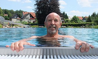 Bahnenschwimmer Reinhold Lalk aus Schwelentrup war früh am Start als in Dörentrup das Freibad öffnete. - Axel Bürger Bahnenschwimmer Reinhold Lalk aus Schwelentrup war früh am Start als in Dörentrup das Freibad öffnete. - Axel Bürger