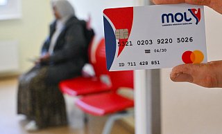 Anderswo ist die Bezahlkarte für Asylbewerber bereits in Gebrauch, wie hier in einer Außenstelle des Sozialamtes vom Landkreis Märkisch-Oderland in Brandenburg. In Mecklenburg-Vorpommern kommt die Karte nur etappenweise, in NRW ist der Zeitplan noch unklar. Das Forum Offenes Detmold hofft, dass sich die Kommunen dagegen entscheiden. - picture alliance/dpa