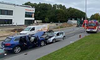 Einige Autofahrer ignorierten die Sperrmaßnahmen. - Feuerwehr Detmold Einige Autofahrer ignorierten die Sperrmaßnahmen. - Feuerwehr Detmold