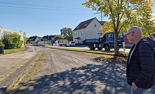 Stefan Pieper schaut auf die Baustelle am Bahnübergang. Er hofft, dass die Arbeiten schnell vorangehen, damit die Lkw-Fahrer wieder den Weg zu seiner Spedition finden. - Nadine Uphoff