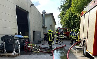 Die Sprinkleranlage des Betriebes verhinderte Schlimmeres. - Feuerwehr Detmold