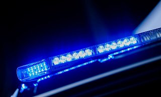 Ein 18-Jähriger kam mit seinem Auto von der Straße ab. - Rolf Vennenbernd/dpa