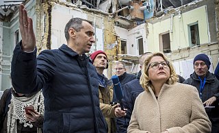 Bundesministerin Svenja Schulze während ihrer Reise in die Ukraine, an der auch Robin Wagener teilnahm. Hier besuchen sie die Kinderklinik Okhmatdyt, die im Juli 2024 bei einem russischen Angriff teilweise zerstört wurde. Mit dabei unter anderem der ukrainische Gesundheitsminister Viktor Liashko (links). - BMZ/photothek.de