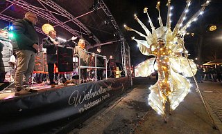 Eine goldene Lichtgestalt auf Stelzen markierte nach den Reden von B&uuml;rgermeister Frank Hilker (links Mitte), Stephan Prinz zur Lippe (links, rechte Seite) und Werbegemeinschaftsvorsitzendem Christian Schmidt (links, linke Seite) die Er&ouml;ffnung des Detmolder Weihnachtsmarkts. - Jost Wolf