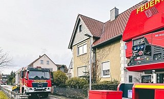 Ein Mensch flüchtet vor den Flammen auf einen Balkon. Von dort retten ihn die Einsatzkräfte. - Feuerwehr Detmold Ein Mensch flüchtet vor den Flammen auf einen Balkon. Von dort retten ihn die Einsatzkräfte. - Feuerwehr Detmold