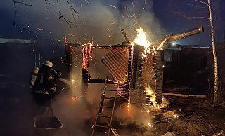 Der Feuerschein des Brandes fiel einem Mitarbeiter der Leitstelle auf, der auf der Ostwestfalenstraße unterwegs war. - Freiwillige Feuerwehr Blomberg
