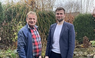 Heinrich Georg Schneider (links) und Matts Uffe Schubert erarbeiten die neue Chronik der Gemeinde. - Cordula Gröne Heinrich Georg Schneider (links) und Matts Uffe Schubert erarbeiten die neue Chronik der Gemeinde. - Cordula Gröne