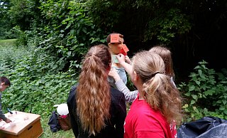 In der Übung „Mach mich nicht an" gilt es für die Schüler jene Körperstellen zu markieren, an denen sie nicht von Fremden berührt werden möchten. - Lorraine Brinkmann