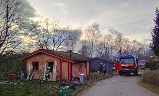 Die Feuerwehr musste mehrere Wände im Inneren des Haus aufbrechen, um an versteckte Glutnester zu gelangen. - Sylvia Frevert