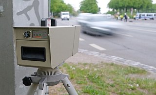 Die Kamera einer Geschwindigkeitsmesseinrichtung während einer Verkehrskontrolle (Symbolbild). - Sebastian Willnow/dpa Die Kamera einer Geschwindigkeitsmesseinrichtung während einer Verkehrskontrolle (Symbolbild). - Sebastian Willnow/dpa