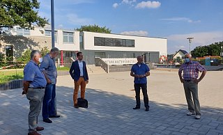 Manuel Bröker (Mitte) zeigt den Mitgliedern des Bauausschusses, (von links) Wolfgang Holitschke, Frank Salomon, Harald Schultze und Peter Gröpler, den Neubau der Realschule.  - Nadine Uphoff