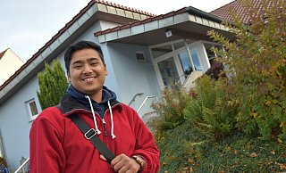 Som Sunwar steht vor dem Gemeindehaus in Langenholzhausen. Der 25-jährige Nepalese ist Jugendreferent der evangelisch-reformierten Kirchengemeinde. - Raphael Rode Som Sunwar steht vor dem Gemeindehaus in Langenholzhausen. Der 25-jährige Nepalese ist Jugendreferent der evangelisch-reformierten Kirchengemeinde. - Raphael Rode
