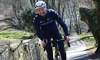 Oliver Wiehemeier aus Reelkirchen trainiert für ein besonderes Ereignis am 17. Juni. 350 Kilometer pro Woche legt er derzeit mit dem Rennrad im Durchschnitt zurück. - Bildrechte: Oliver Wiehemeier