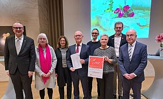Preisverleihung im „Freiraum“ des Weserrenaissance-Museums: (von links) Bürgermeister Markus Baier, vom Verein „Stolpersteine und Frenkel-Haus in Lemgo“ Liesel Kochsiek-Jacobfeuerborn, Susanne Dorn, Detlef Höltke, Andi Wolff und Anette Paschke-Lehmann sowie Klaus Drücker (Vorstandsvorsitzender Sparkasse Lemgo) und Peter Roski (Grüne Lemgo). - Alte Hansestadt Lemgo