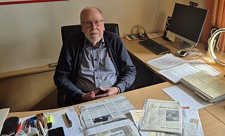 Karl-Heinz Sievert hat in seinem B&uuml;ro zahlreiche Zeitungsartikel und Fotos aus den vergangenen Jahrzehnten gesammelt und abgeheftet. Dabei ist so einiges zusammengekommen. - Lorraine Brinkmann