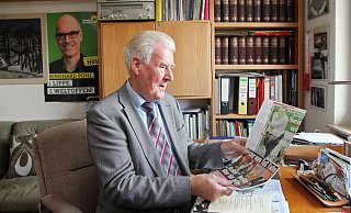 „Acker holt Bier für alle": Hans Pohl bewahrt Berichte über ihn und seinen Freund „Acker" Gerd Schröder sorgfältig auf. Sohn Burkhard, obwohl bei den Grünen, darf vom Plakat aus zugucken. - Bernhard Preuss