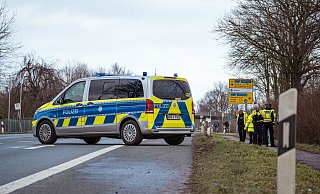 Die Polizei sichert nach dem Unfall in der Nacht zum 23. Januar auf der B 239 in Höhe Messezentrum Spuren am Tatort. Eine damals 17-Jährige wurde hier bei einem Unfall schwer verletzt und bewusstlos liegen gelassen. - Freitag-TV Die Polizei sichert nach dem Unfall in der Nacht zum 23. Januar auf der B 239 in Höhe Messezentrum Spuren am Tatort. Eine damals 17-Jährige wurde hier bei einem Unfall schwer verletzt und bewusstlos liegen gelassen. - Freitag-TV