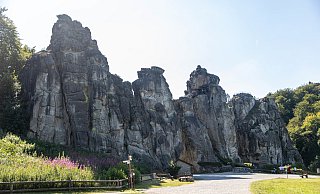 Strahlende Sonne an den Externsteinen. Doch zur Zeit dürfen Besucher nicht auf die Felsen steigen. - Archivfoto: Jannik Stodiek Strahlende Sonne an den Externsteinen. Doch zur Zeit dürfen Besucher nicht auf die Felsen steigen. - Archivfoto: Jannik Stodiek