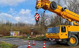 Ein Kranwagen hat die Oberleitung beschädigt. - Polizei Lippe