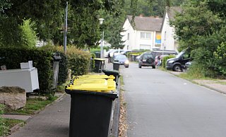 Nicht alle halten sich an die Einbahnstraßenregelung, wie im Hintergrund zu sehen ist. - Astrid Sewing Nicht alle halten sich an die Einbahnstraßenregelung, wie im Hintergrund zu sehen ist. - Astrid Sewing