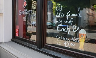 "Sabines kleine Kneipe" in der Detmolder Schülerstraße macht auf die Wiedereröffnung aufmerksam. - Yvonne Glandien