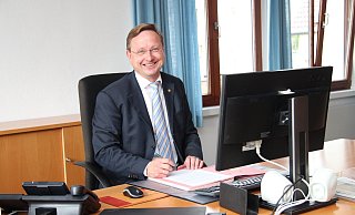 Dieses Archivbild zeigt Augustdorfs Ex-Bürgermeister Dr. Andreas Wulf in seinem alten Büro im Rathaus. - Nadine Uphoff