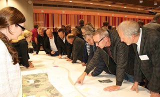 Reges Interesse: die Barntruper informierten sich anhand einer ausgelegten Karte am Donnerstagabend auf einer Bürgerversammlung über den weiteren Ausbau der B66 Barntrup-Großenmarpe. - Sylvia Frevert Reges Interesse: die Barntruper informierten sich anhand einer ausgelegten Karte am Donnerstagabend auf einer Bürgerversammlung über den weiteren Ausbau der B66 Barntrup-Großenmarpe. - Sylvia Frevert